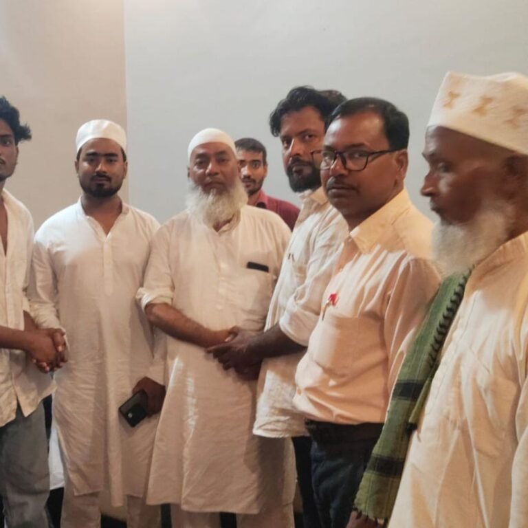 नवाबगंज से उमरा के लिए रवाना हुए जायरीन:हाजी शकील परिवार संग सऊदी अरब रवाना, मौलाना कास्मी ने बताया उमरा का महत्व