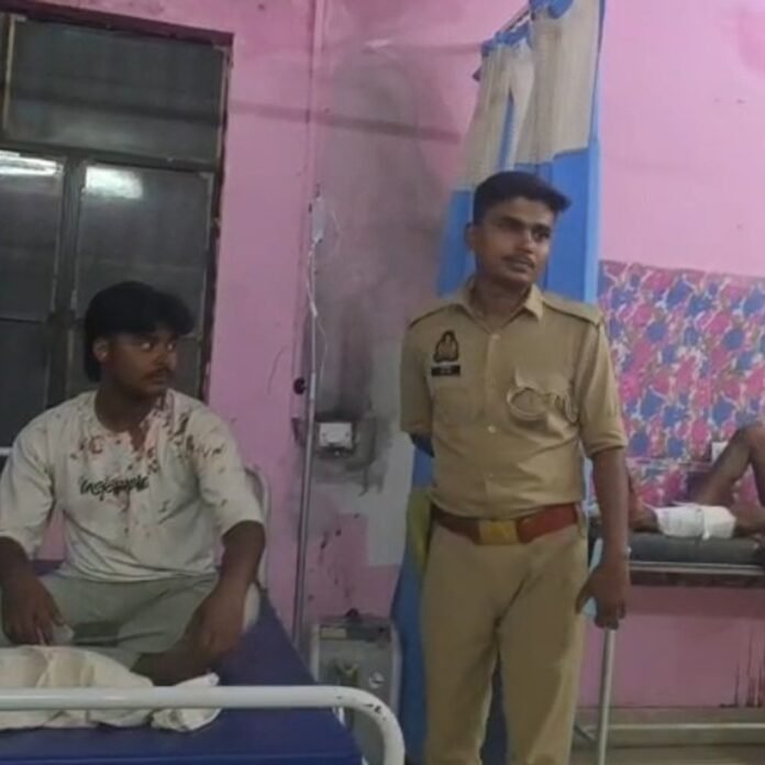 बाइक हटाने को कहने पर युवक की पिटाई:मां और बुआ को भी पीटा, श्रावस्ती में आरसीसी सड़क पर विवाद