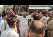 केला बेचकर लौट रहे युवकों से मारपीट,नकदी और चेन छीनी:पुलिस पर कार्रवाई न करने का आरोप, ग्रामीणों ने किया प्रदर्शन केला बेचकर लौट रहे युवकों से मारपीट,नकदी और चेन छीनी:पुलिस पर कार्रवाई न करने का आरोप, ग्रामीणों ने किया प्रदर्शन