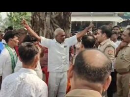 केला बेचकर लौट रहे युवकों से मारपीट,नकदी और चेन छीनी:पुलिस पर कार्रवाई न करने का आरोप, ग्रामीणों ने किया प्रदर्शन