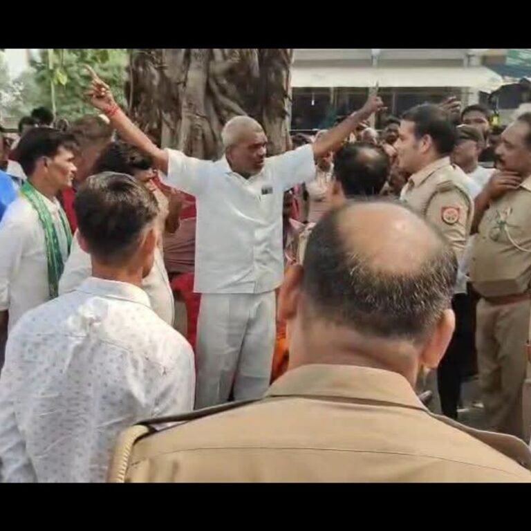 केला बेचकर लौट रहे युवकों से मारपीट,नकदी और चेन छीनी:पुलिस पर कार्रवाई न करने का आरोप, ग्रामीणों ने किया प्रदर्शन