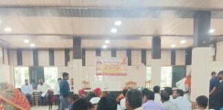 संविदा ANM ने मांगों को लेकर आंदोलन शुरू किया:बस्ती में अधीक्षक को पत्र देकर शासन तक बात पहुंचाने की अपील, नियमित करने और समान वेतन की मांग