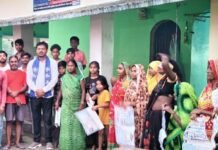 गधरिया गजराज गांव में आजाद समाज पार्टी से जुड़े लोग:रुधौली प्रत्याशी के अभियान में केतली पर वोट देने का संकल्प लिया