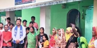 गधरिया गजराज गांव में आजाद समाज पार्टी से जुड़े लोग:रुधौली प्रत्याशी के अभियान में केतली पर वोट देने का संकल्प लिया