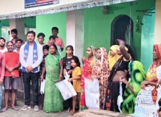 गधरिया गजराज गांव में आजाद समाज पार्टी से जुड़े लोग:रुधौली प्रत्याशी के अभियान में केतली पर वोट देने का संकल्प लिया