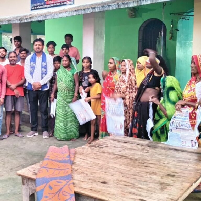 गधरिया गजराज गांव में आजाद समाज पार्टी से जुड़े लोग:रुधौली प्रत्याशी के अभियान में केतली पर वोट देने का संकल्प लिया