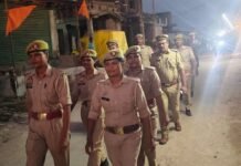 लक्ष्मीपुर देउरवा में दुर्गा पूजा पर पुलिस का पैदल गश्त:मंदिरों और भीड़भाड़ वाले इलाकों में सुरक्षा का जायजा लिया, मिशन शक्ति टीम भी साथ रही लक्ष्मीपुर देउरवा में दुर्गा पूजा पर पुलिस का पैदल गश्त:मंदिरों और भीड़भाड़ वाले इलाकों में सुरक्षा का जायजा लिया, मिशन शक्ति टीम भी साथ रही