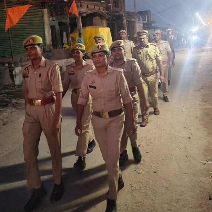 लक्ष्मीपुर देउरवा में दुर्गा पूजा पर पुलिस का पैदल गश्त:मंदिरों और भीड़भाड़ वाले इलाकों में सुरक्षा का जायजा लिया, मिशन शक्ति टीम भी साथ रही