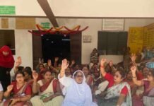 महाराजगंज में आशा कार्यकर्ताओं का अनिश्चितकालीन धरना शुरू:राज्य कर्मचारी का दर्जा और न्यूनतम मानदेय सहित 5 मांगें पूरी न होने पर प्रदर्शन महाराजगंज में आशा कार्यकर्ताओं का अनिश्चितकालीन धरना शुरू:राज्य कर्मचारी का दर्जा और न्यूनतम मानदेय सहित 5 मांगें पूरी न होने पर प्रदर्शन