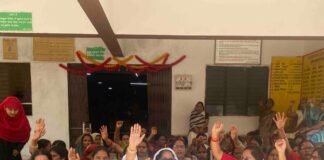 महाराजगंज में आशा कार्यकर्ताओं का अनिश्चितकालीन धरना शुरू:राज्य कर्मचारी का दर्जा और न्यूनतम मानदेय सहित 5 मांगें पूरी न होने पर प्रदर्शन महाराजगंज में आशा कार्यकर्ताओं का अनिश्चितकालीन धरना शुरू:राज्य कर्मचारी का दर्जा और न्यूनतम मानदेय सहित 5 मांगें पूरी न होने पर प्रदर्शन