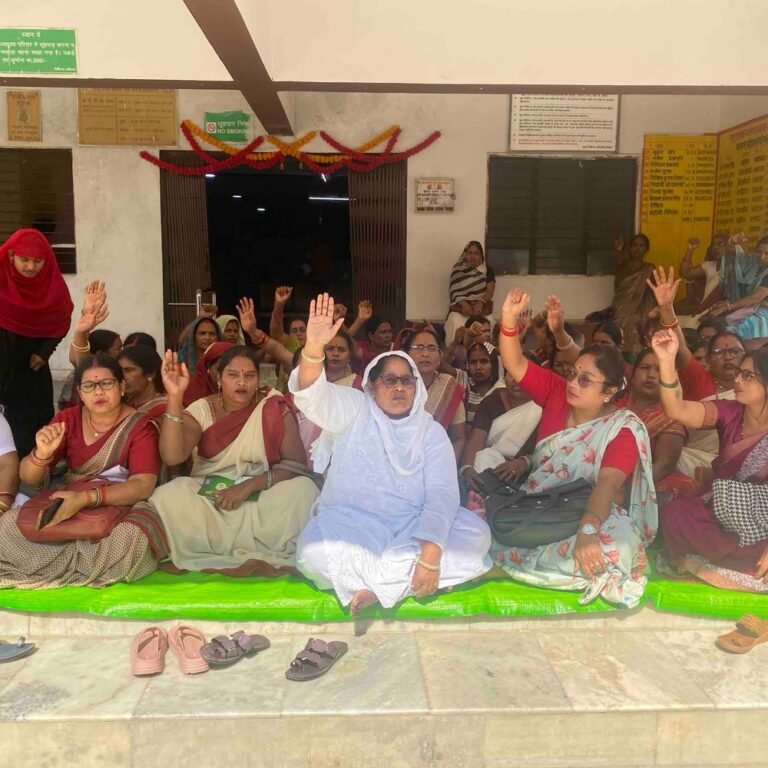 महाराजगंज में आशा कार्यकर्ताओं का अनिश्चितकालीन धरना शुरू:राज्य कर्मचारी का दर्जा और न्यूनतम मानदेय सहित 5 मांगें पूरी न होने पर प्रदर्शन