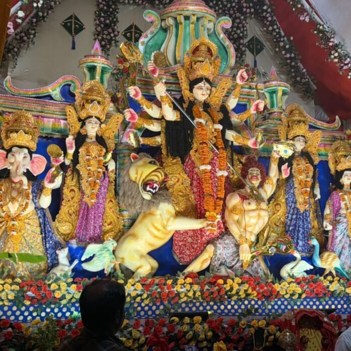 कमचियारा में मां दुर्गा जी की आरती और पूजन:श्री नवरात्र दुर्गा पूजा समिति ने किया आयोजन, पंडाल रोशनी से जगमगाया