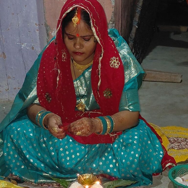 हर्रैया में महिलाओं ने करवा चौथ का व्रत रखा:चांद देखकर पतियों के हाथ से जल पीकर व्रत खोला