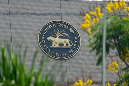 कमजोर रुपये ने बढ़ाई RBI की चिंता, अक्टूबर में रेपो रेट पर हो सकता है बड़ा फैसला