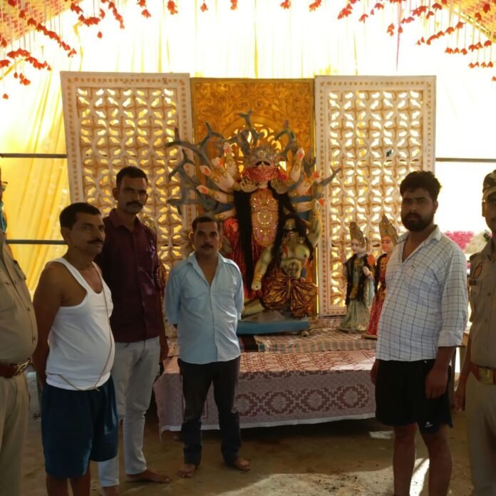 कैसरगंज में 48 दुर्गा प्रतिमाओं की सुरक्षाके लिएपुलिस का पहरा:मूर्ति लाने से विसर्जन तक रहेगी निगरानी; 7 नगर, 41 ग्रामीण इलाकों में होंगी स्थापित, 2 स्थायी रहेंगी