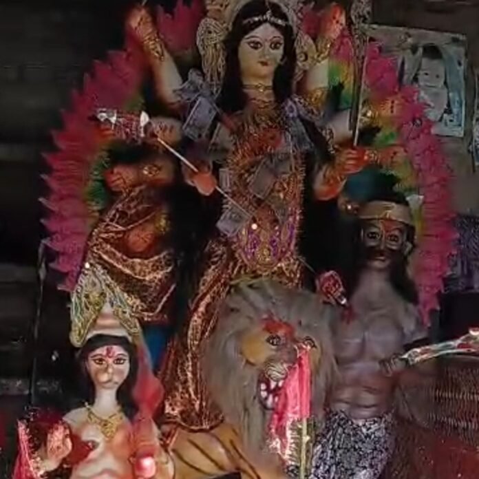 बेनीडिहवा के दक्षिण पुरवा में मां दुर्गा की पूजा:बेनीडिहवा के ग्रामीण वर्षों से कर रहे विधि-विधान से पूजा-अर्चना
