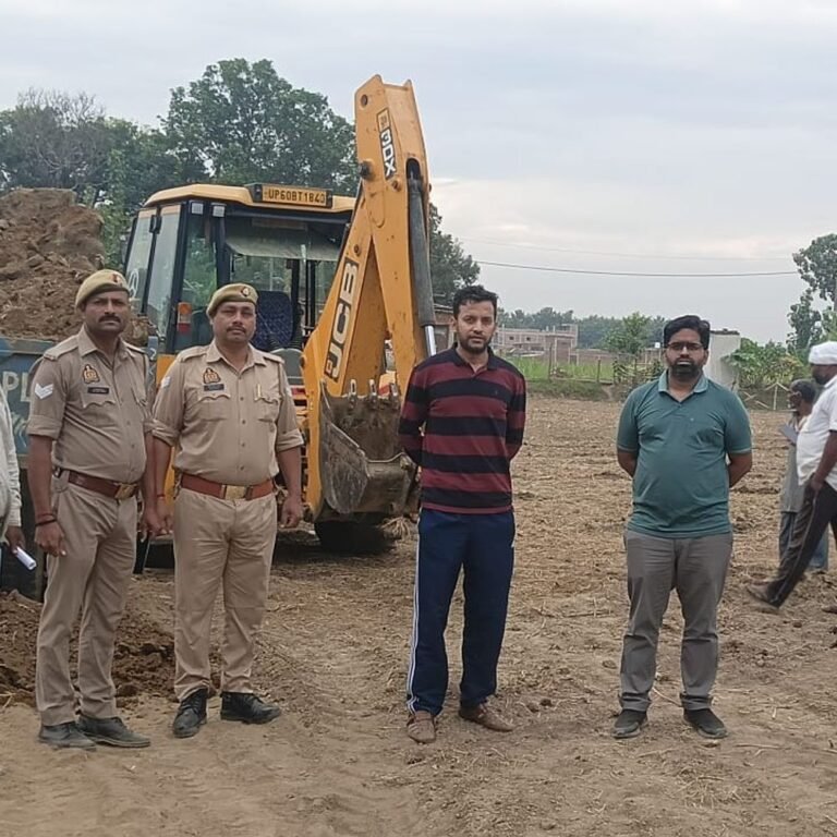 प्रशासन ने अवैध मिट्टी खनन पर छापा मारा:सदर तहसील के कटहरा और लखनपुर टोले से दो जेसीबी, एक ट्रैक्टर-ट्रॉली जब्त