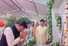 बस्ती में पूर्व-सांसद की माता के निधन पर शोक सभा:आवास पर पहुंचे कई गणमान्यजन, परिवार को ढांढस बंधाया बस्ती में पूर्व-सांसद की माता के निधन पर शोक सभा:आवास पर पहुंचे कई गणमान्यजन, परिवार को ढांढस बंधाया
