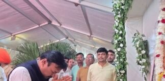 बस्ती में पूर्व-सांसद की माता के निधन पर शोक सभा:आवास पर पहुंचे कई गणमान्यजन, परिवार को ढांढस बंधाया बस्ती में पूर्व-सांसद की माता के निधन पर शोक सभा:आवास पर पहुंचे कई गणमान्यजन, परिवार को ढांढस बंधाया