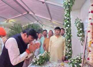 बस्ती में पूर्व-सांसद की माता के निधन पर शोक सभा:आवास पर पहुंचे कई गणमान्यजन, परिवार को ढांढस बंधाया बस्ती में पूर्व-सांसद की माता के निधन पर शोक सभा:आवास पर पहुंचे कई गणमान्यजन, परिवार को ढांढस बंधाया
