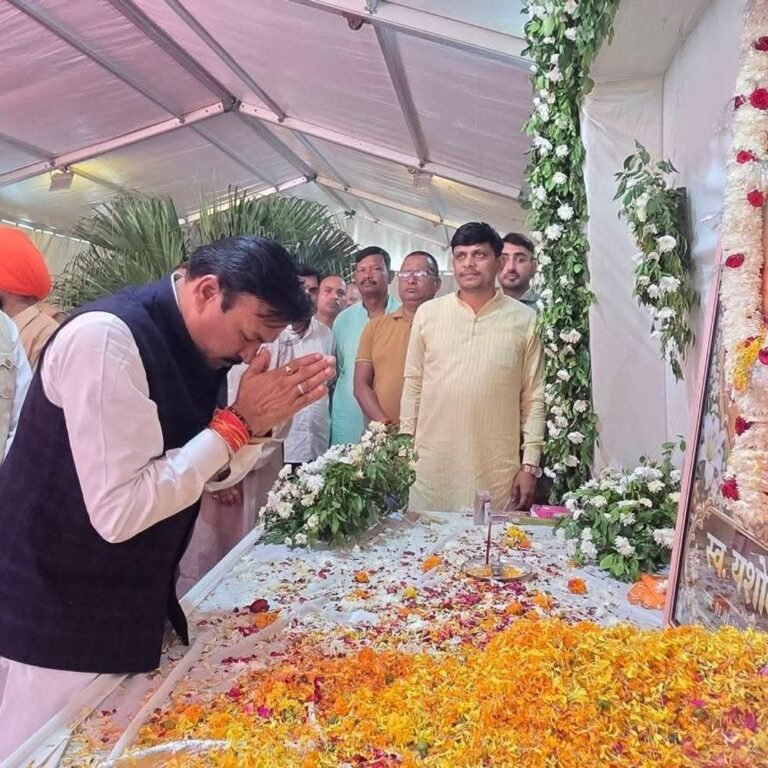 बस्ती में पूर्व-सांसद की माता के निधन पर शोक सभा:आवास पर पहुंचे कई गणमान्यजन, परिवार को ढांढस बंधाया