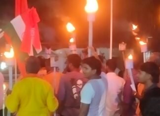 इकौना में भाजपा कार्यकर्ताओं ने निकाली तिरंगा रैली:गांधी और लाल बहादुरशास्त्री जयंती पर दिया नशा मुक्ति व भाईचारे का संदेश
