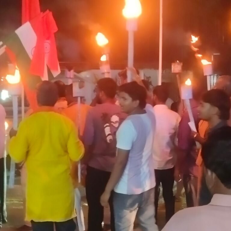 इकौना में भाजपा कार्यकर्ताओं ने निकाली तिरंगा रैली:गांधी और लाल बहादुरशास्त्री जयंती पर दिया नशा मुक्ति व भाईचारे का संदेश
