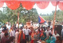 विधायक ने बुलडोजर से की पुष्प वर्षा:वडनगर से वाराणसी सेवा यात्रा का महसी में भव्य स्वागत, पीएम मोदी के 25 साल पूरे होने पर निकली यात्रा