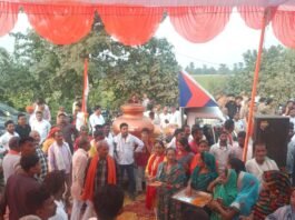 विधायक ने बुलडोजर से की पुष्प वर्षा:वडनगर से वाराणसी सेवा यात्रा का महसी में भव्य स्वागत, पीएम मोदी के 25 साल पूरे होने पर निकली यात्रा