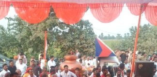 विधायक ने बुलडोजर से की पुष्प वर्षा:वडनगर से वाराणसी सेवा यात्रा का महसी में भव्य स्वागत, पीएम मोदी के 25 साल पूरे होने पर निकली यात्रा