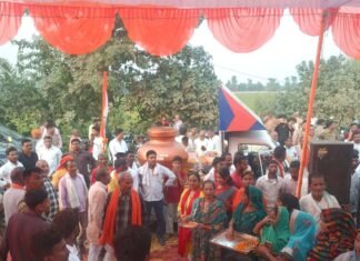 विधायक ने बुलडोजर से की पुष्प वर्षा:वडनगर से वाराणसी सेवा यात्रा का महसी में भव्य स्वागत, पीएम मोदी के 25 साल पूरे होने पर निकली यात्रा