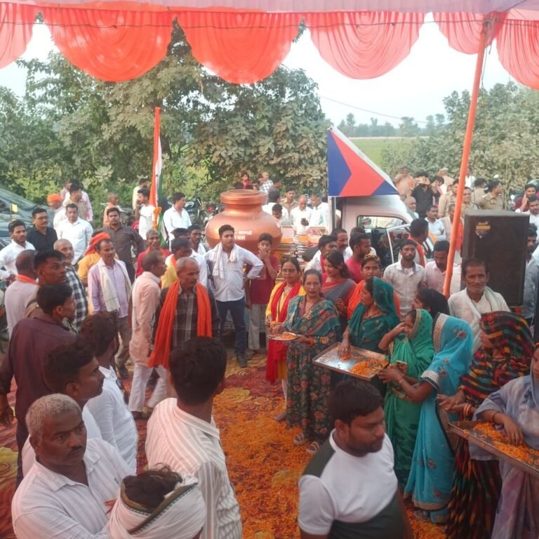 विधायक ने बुलडोजर से की पुष्प वर्षा:वडनगर से वाराणसी सेवा यात्रा का महसी में भव्य स्वागत, पीएम मोदी के 25 साल पूरे होने पर निकली यात्रा