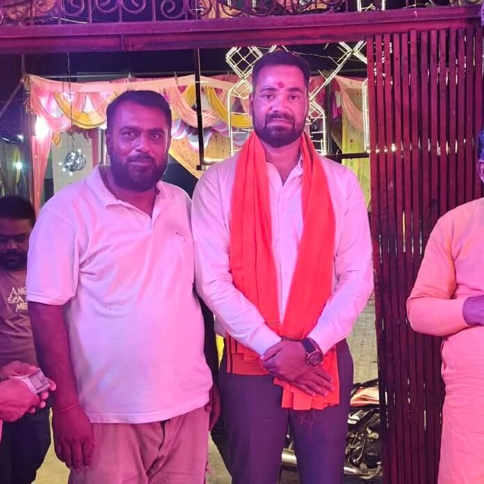 सिरसिया ब्लॉक प्रमुख अमित सिंह ने की दुर्गा पूजा:लक्ष्मणपुर मोतीपुर कला में नवरात्रि के पांचवें दिन, कई लोग रहे मौजूद