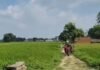 बस्ती में स्कूल का रास्ता खराब, बच्चों को खतरा:डीएम से बोलीं बेटियां- मैम, हमारे स्कूल का रास्ता बनवा दीजिए; विधायक-सांसद से भी मांग की