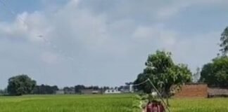 बस्ती में स्कूल का रास्ता खराब, बच्चों को खतरा:डीएम से बोलीं बेटियां- मैम, हमारे स्कूल का रास्ता बनवा दीजिए; विधायक-सांसद से भी मांग की