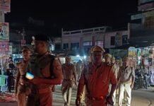 त्योहारों को लेकर पुलिस प्रशासन अलर्ट:एसपी शक्ति मोहन के निर्देश पर थानाध्यक्ष अनूप तिवारी की निगरानी में क्षेत्र में सुरक्षा बढ़ाई गई त्योहारों को लेकर पुलिस प्रशासन अलर्ट:एसपी शक्ति मोहन के निर्देश पर थानाध्यक्ष अनूप तिवारी की निगरानी में क्षेत्र में सुरक्षा बढ़ाई गई