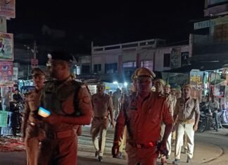 त्योहारों को लेकर पुलिस प्रशासन अलर्ट:एसपी शक्ति मोहन के निर्देश पर थानाध्यक्ष अनूप तिवारी की निगरानी में क्षेत्र में सुरक्षा बढ़ाई गई त्योहारों को लेकर पुलिस प्रशासन अलर्ट:एसपी शक्ति मोहन के निर्देश पर थानाध्यक्ष अनूप तिवारी की निगरानी में क्षेत्र में सुरक्षा बढ़ाई गई