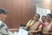 आशाओं ने मिठौरा सीएचसी पर प्रदर्शन किया:राज्य कर्मचारी का दर्जा और निश्चित मानदेय की मांग को लेकर अनिश्चितकालीन कार्य बहिष्कार शुरू आशाओं ने मिठौरा सीएचसी पर प्रदर्शन किया:राज्य कर्मचारी का दर्जा और निश्चित मानदेय की मांग को लेकर अनिश्चितकालीन कार्य बहिष्कार शुरू