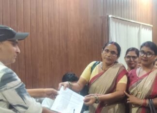 आशाओं ने मिठौरा सीएचसी पर प्रदर्शन किया:राज्य कर्मचारी का दर्जा और निश्चित मानदेय की मांग को लेकर अनिश्चितकालीन कार्य बहिष्कार शुरू आशाओं ने मिठौरा सीएचसी पर प्रदर्शन किया:राज्य कर्मचारी का दर्जा और निश्चित मानदेय की मांग को लेकर अनिश्चितकालीन कार्य बहिष्कार शुरू
