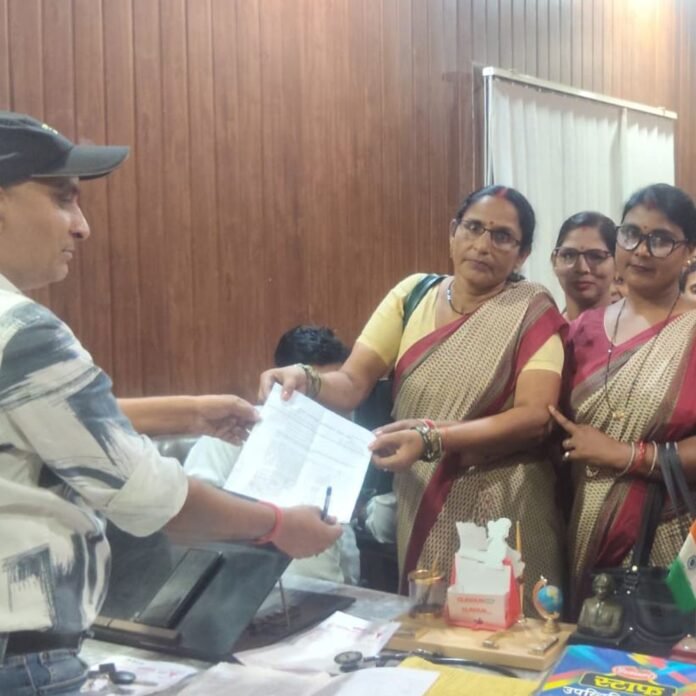 आशाओं ने मिठौरा सीएचसी पर प्रदर्शन किया:राज्य कर्मचारी का दर्जा और निश्चित मानदेय की मांग को लेकर अनिश्चितकालीन कार्य बहिष्कार शुरू