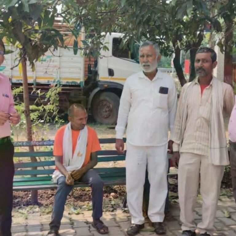 6 महीने से लापता अर्धविक्षिप्त युवक को परिवार से मिलवाया:सेवा समर्पण भाव संस्था ने श्रावस्ती के सुनील कुमार को परिजनों से मिलवाया
