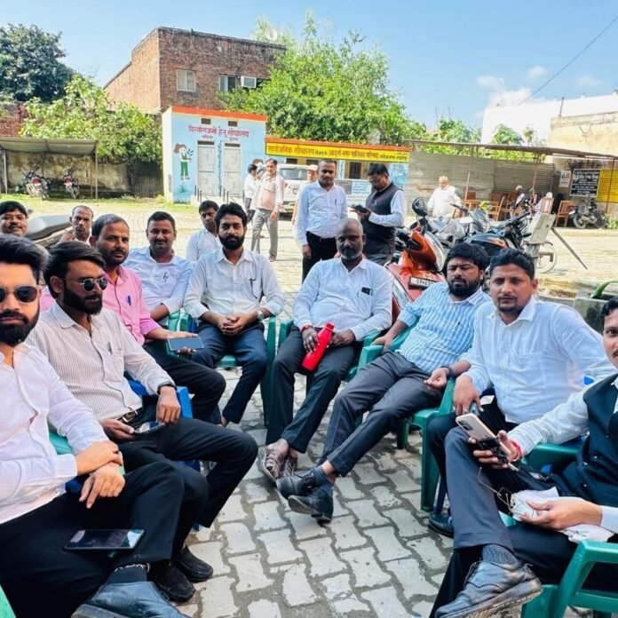 3a557e85-80cc-401d-89b4-5e5baab89424_1791878288474.jpg ऑनलाइन दाखिल-खारिज के विरोध में अधिवक्ता संघ उतरौला का अनशन:उतरौला में तहसील परिसर में 40 वकील बैठे धरने पर, कामकाज ठप