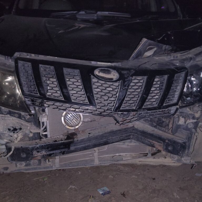 XUV कार-बाइक की टक्कर में दो लोग घायल:गिलौला के मैरिया तिराहे पर भिड़ीं गाड़ियां, चालक मौके से फरार
