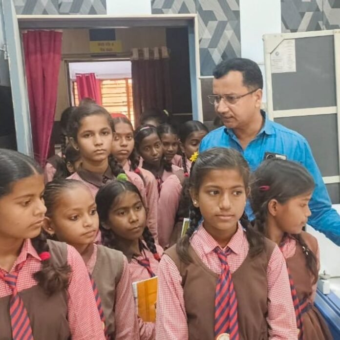 3ba2973c-0788-4cec-9089-d85b8817ee06_1792142484928.jpg पीएम श्री-स्कूल के बच्चों ने सीएचसी खेसरहा का भ्रमण किया:स्वास्थ्य सुविधाओं की जानकारी ली, अधिकारियों ने दी अहम बातें