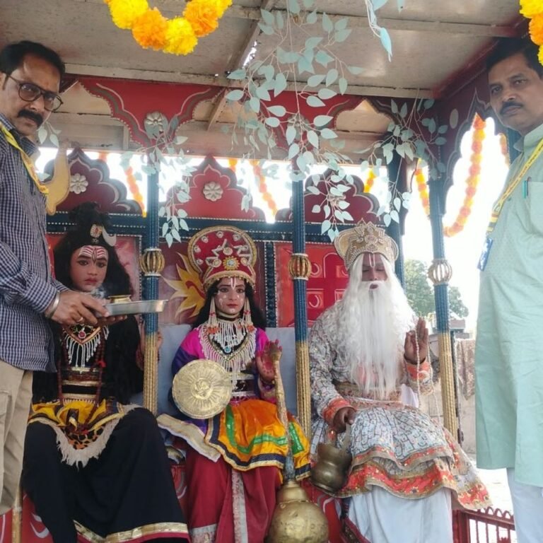 मिहींपुरवा में रामरथ यात्रा के दौरान बिजली के तार बने:ट्रस्ट ने प्रशासन को दी थी जानकारी, फिर भी नहीं हुआ समाधान