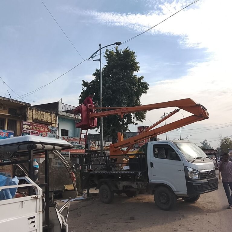 बभनान में खराब स्ट्रीट लाइटें ठीक कराई:नगर पंचायत अध्यक्ष ने दीपावली से पहले फल मंडी से पेट्रोल पंप तक लाइटें सुधरवाई