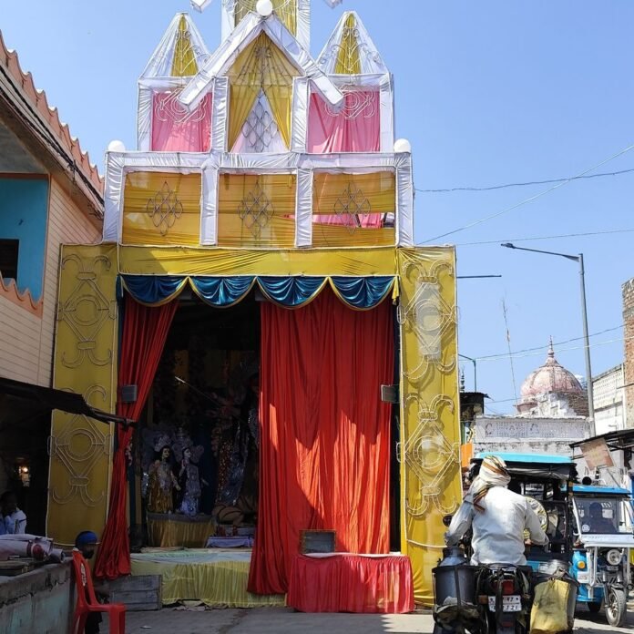 तुलसीपुर में मां दुर्गा का भव्य पंडाल बना आकर्षण:सरकारी अस्पताल मोड़ के पास सरस्वती शिशु मंदिर के सामने सजाया गया