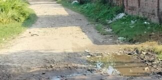 बैदौलागढ़-राप्ती घाट मार्ग बदहाल:200 मीटर रास्ता कीचड़ में बदला, राहगीरों की मुश्किलें बढ़ीं बैदौलागढ़-राप्ती घाट मार्ग बदहाल:200 मीटर रास्ता कीचड़ में बदला, राहगीरों की मुश्किलें बढ़ीं