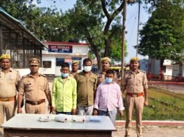 मोतीपुर पुलिस ने 2 किलो 740 ग्राम चरस पकड़ी:तीन आरोपी गिरफ्तार, अर्टिगा कार और मोबाइल फोन बरामद