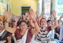 सिसवा सीएचसी में आशा कार्यकत्रियों का आंदोलन:नियमितीकरण और निश्चित मानदेय की मांग पर अड़ीं आशा कार्यकत्रियां, लोकगीत गाकर सरकार का खींचा ध्यान सिसवा सीएचसी में आशा कार्यकत्रियों का आंदोलन:नियमितीकरण और निश्चित मानदेय की मांग पर अड़ीं आशा कार्यकत्रियां, लोकगीत गाकर सरकार का खींचा ध्यान